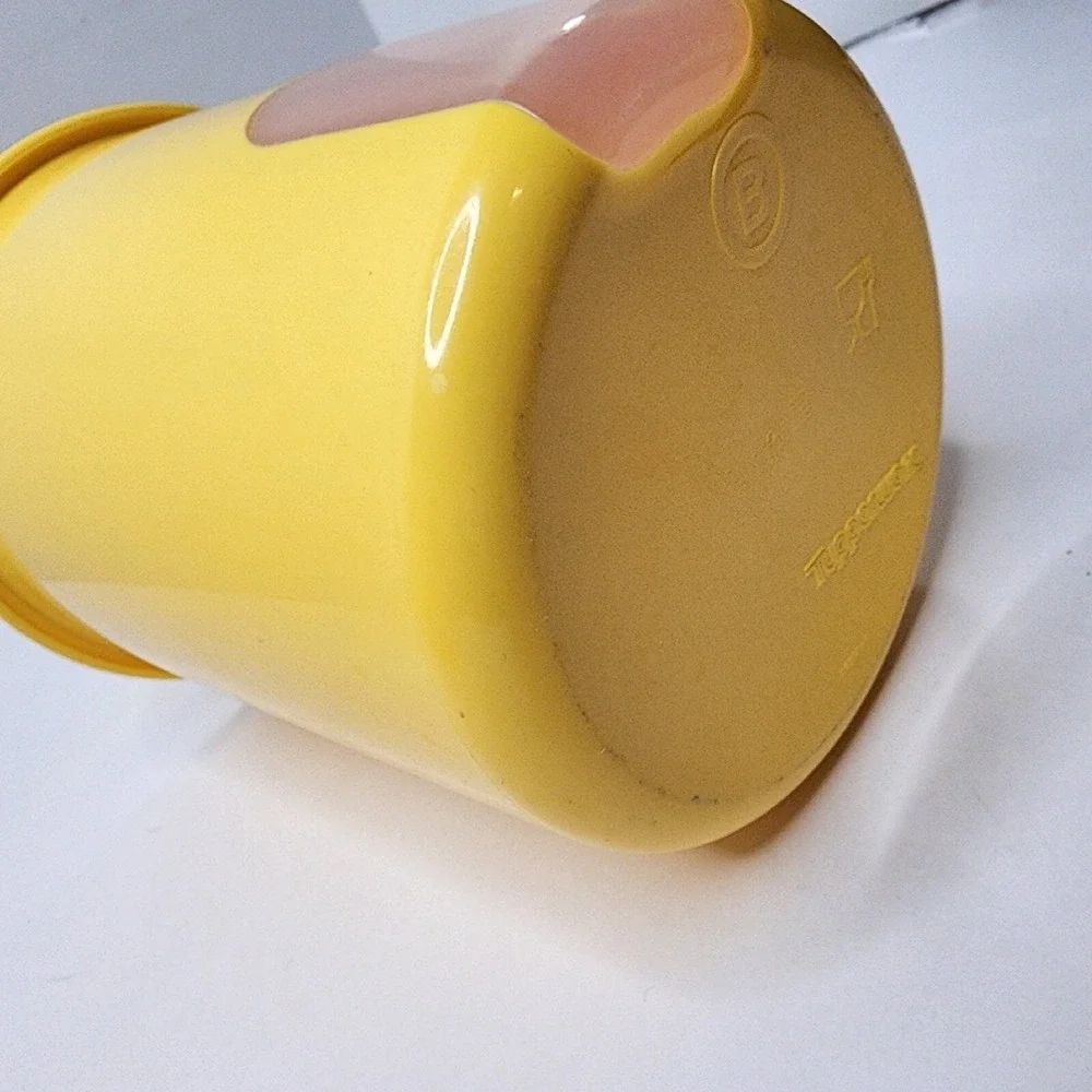 TUPPERWARE Yellow Round 8 Cup B Canister #2420D-1 One Touch Seal EUC